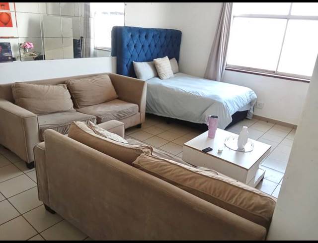 1 BEDROOM PROPERTY TO RENT IN POINT